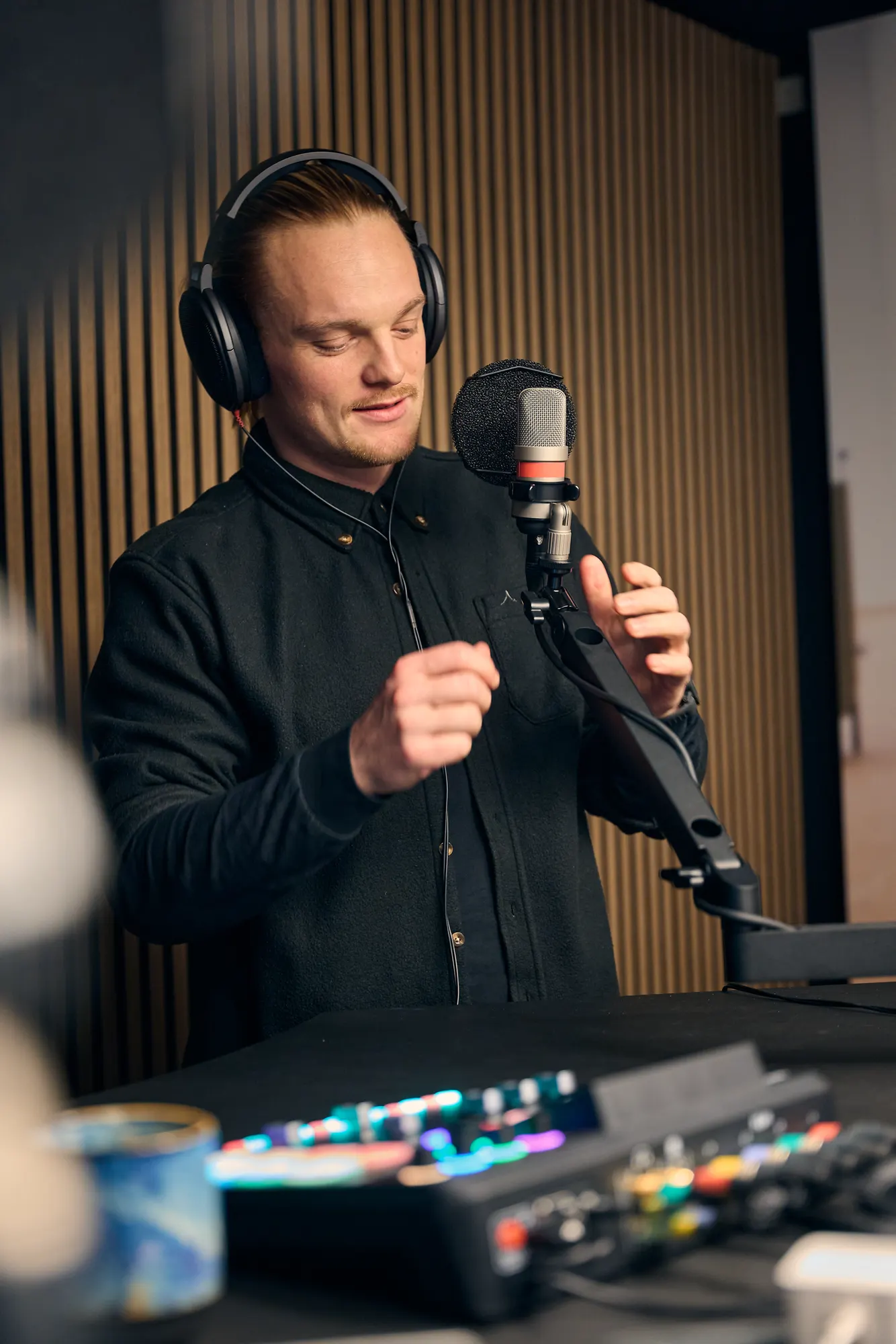 The host at the microphone in the TV2 Østjylland studio